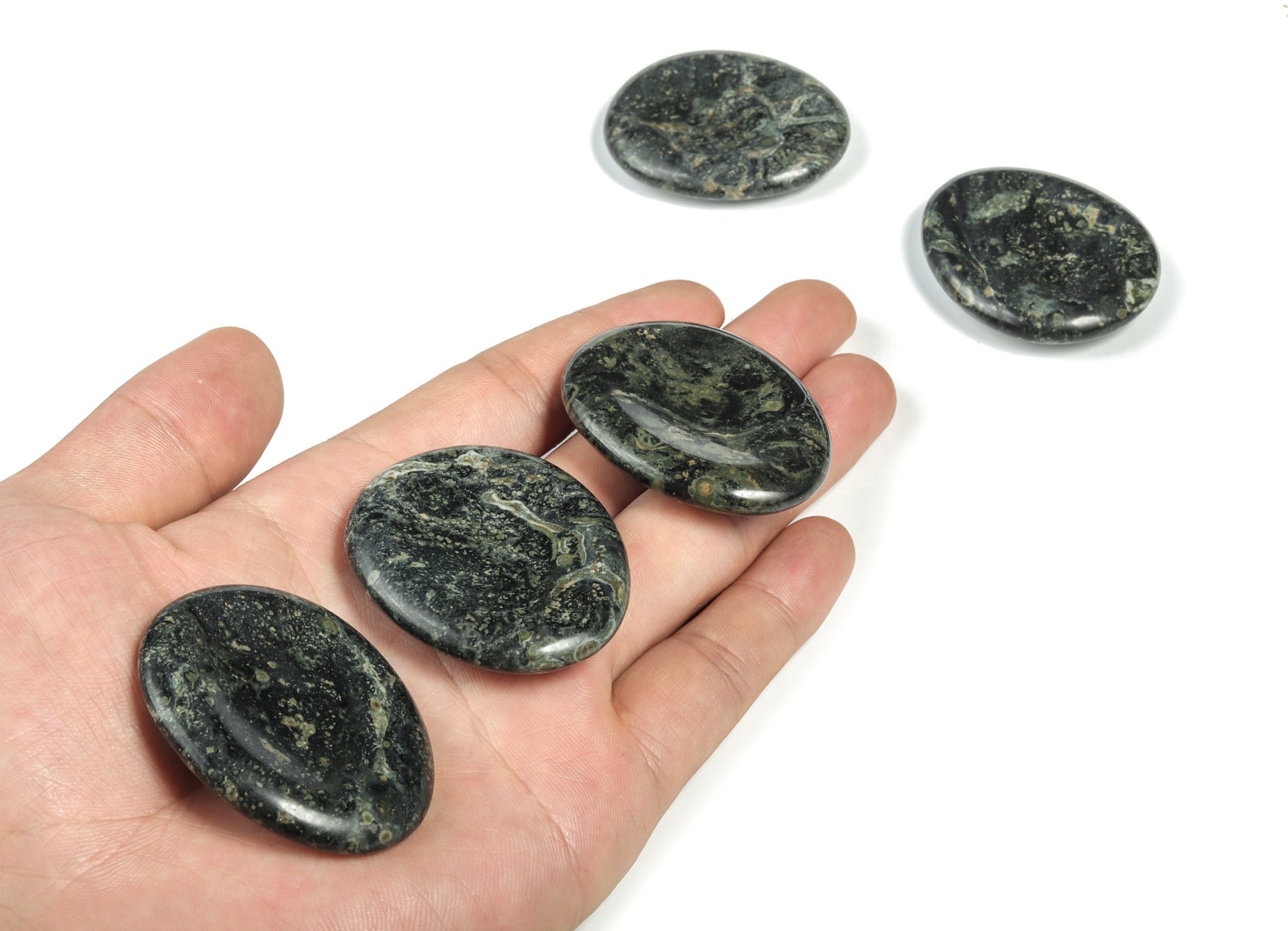 Kambaba Jasper worry stone from GemstoneGO, 3.8x4.6cm soothing crystal with green and black swirling patterns, hand-polished.