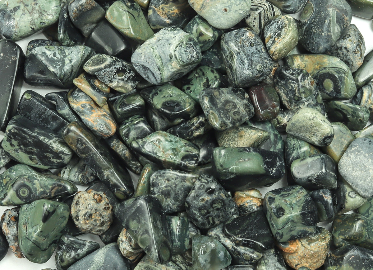 Kambaba Jasper crystal chips, semi-tumbled stones in 7-12mm, shown in bulk with green and black swirling patterns.