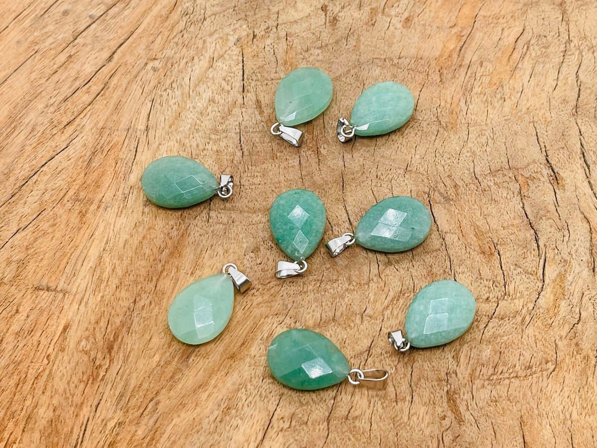 20mm Avunturine crystal pendant by GemstoneGO, perfect for jewelry making, showcasing a vibrant, polished gemstone in a natural setting.