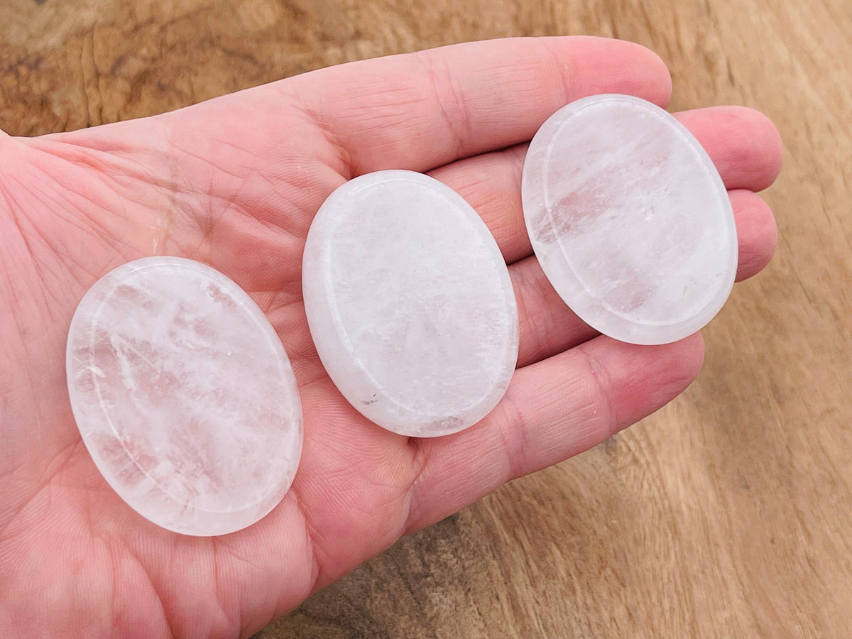 Clear quartz worry stone from GemstoneGO, 4.5x3.5cm soothing crystal for stress relief and meditation.