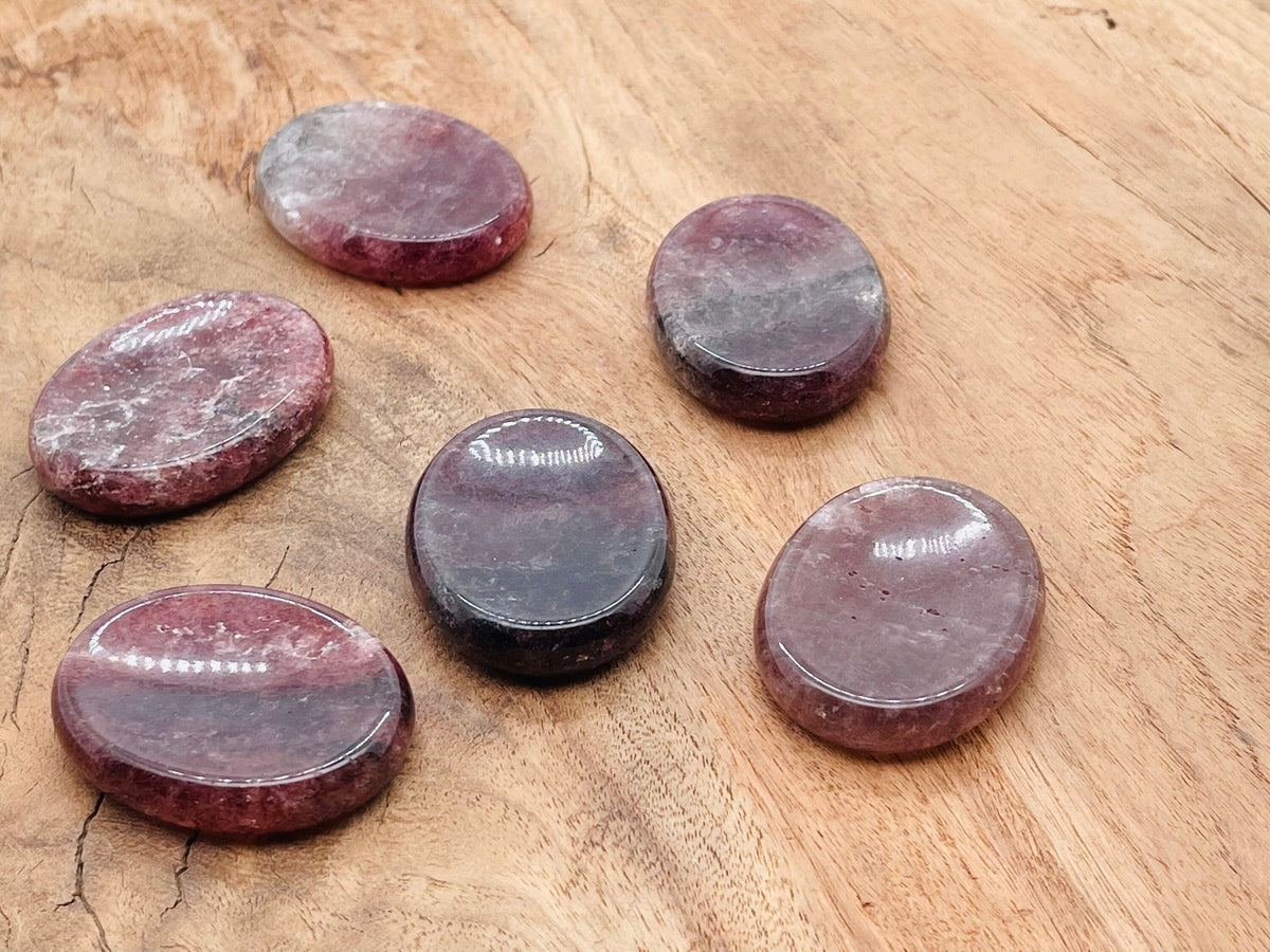 Strawberry Quartz worry stone from GemstoneGO, 4.5x3.5cm soothing crystal with polished, heart-shaped surface for stress relief.
