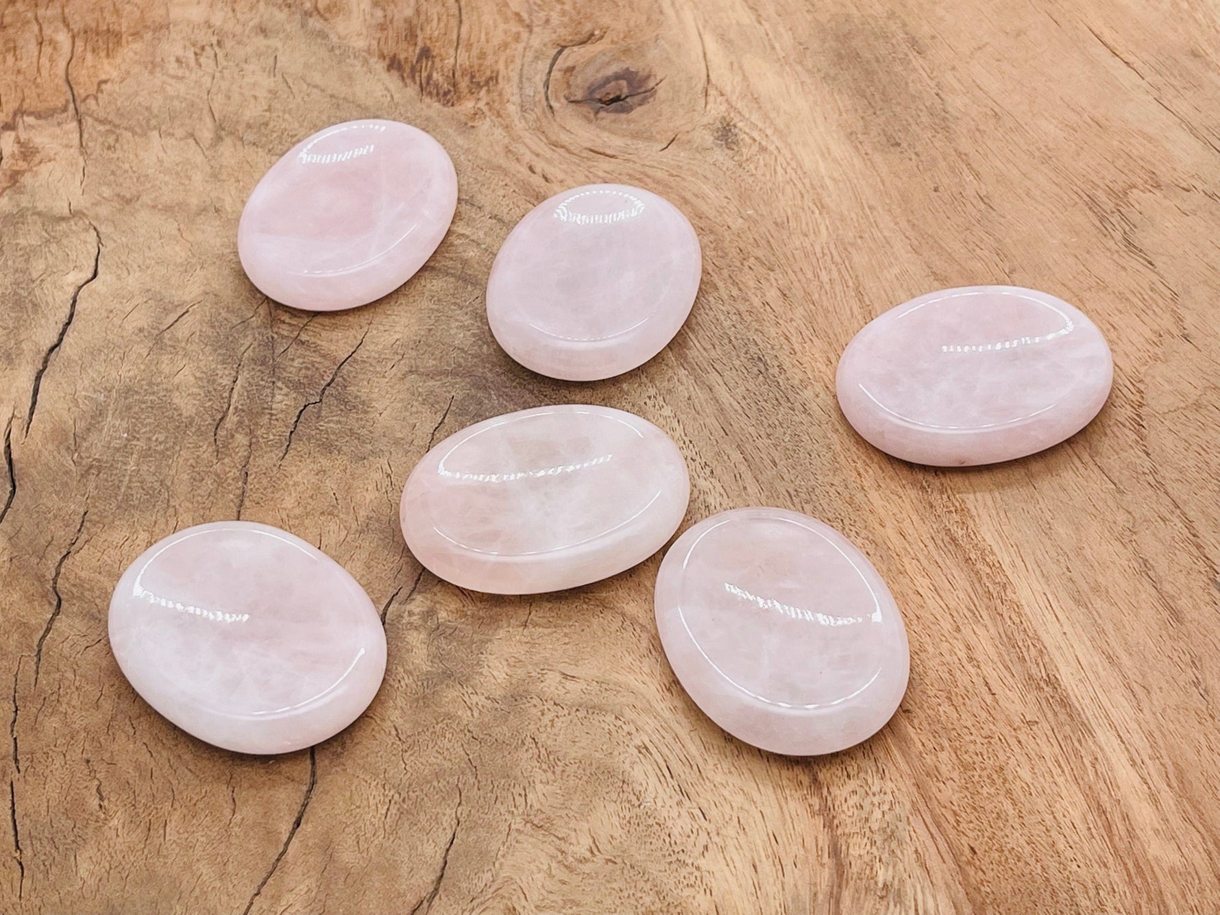 Rose quartz worry stone from GemstoneGO, smooth 4.5x3.5cm crystal for soothing grip and calming energy.