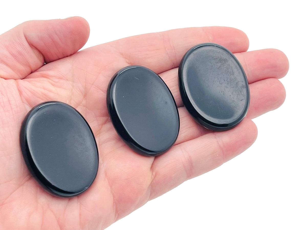 Obsidian worry stone from GemstoneGO, 4.5x3.5cm, smooth black crystal for stress relief and meditation.