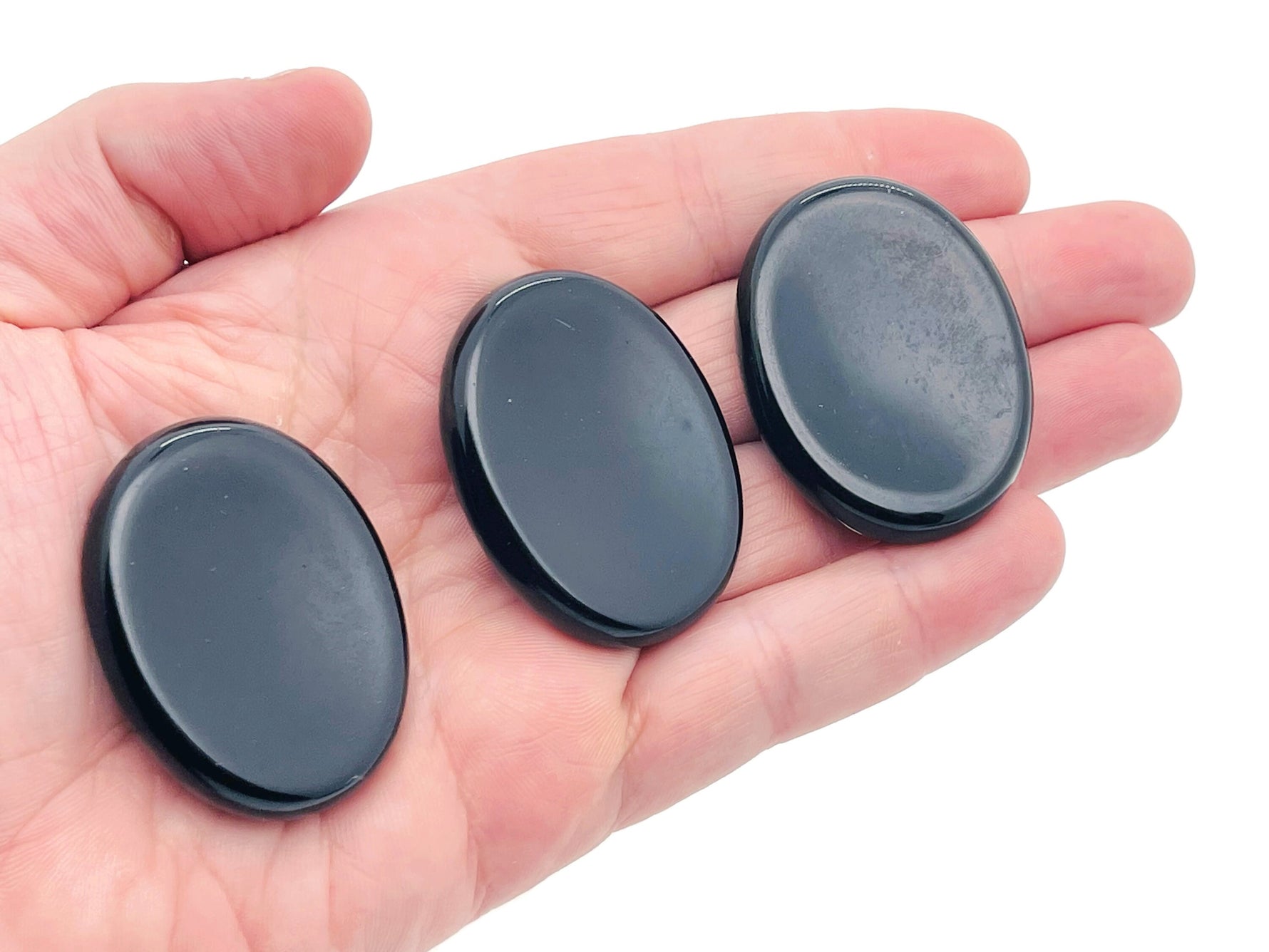 Obsidian worry stone from GemstoneGO, 4.5x3.5cm, smooth black crystal for stress relief and meditation.