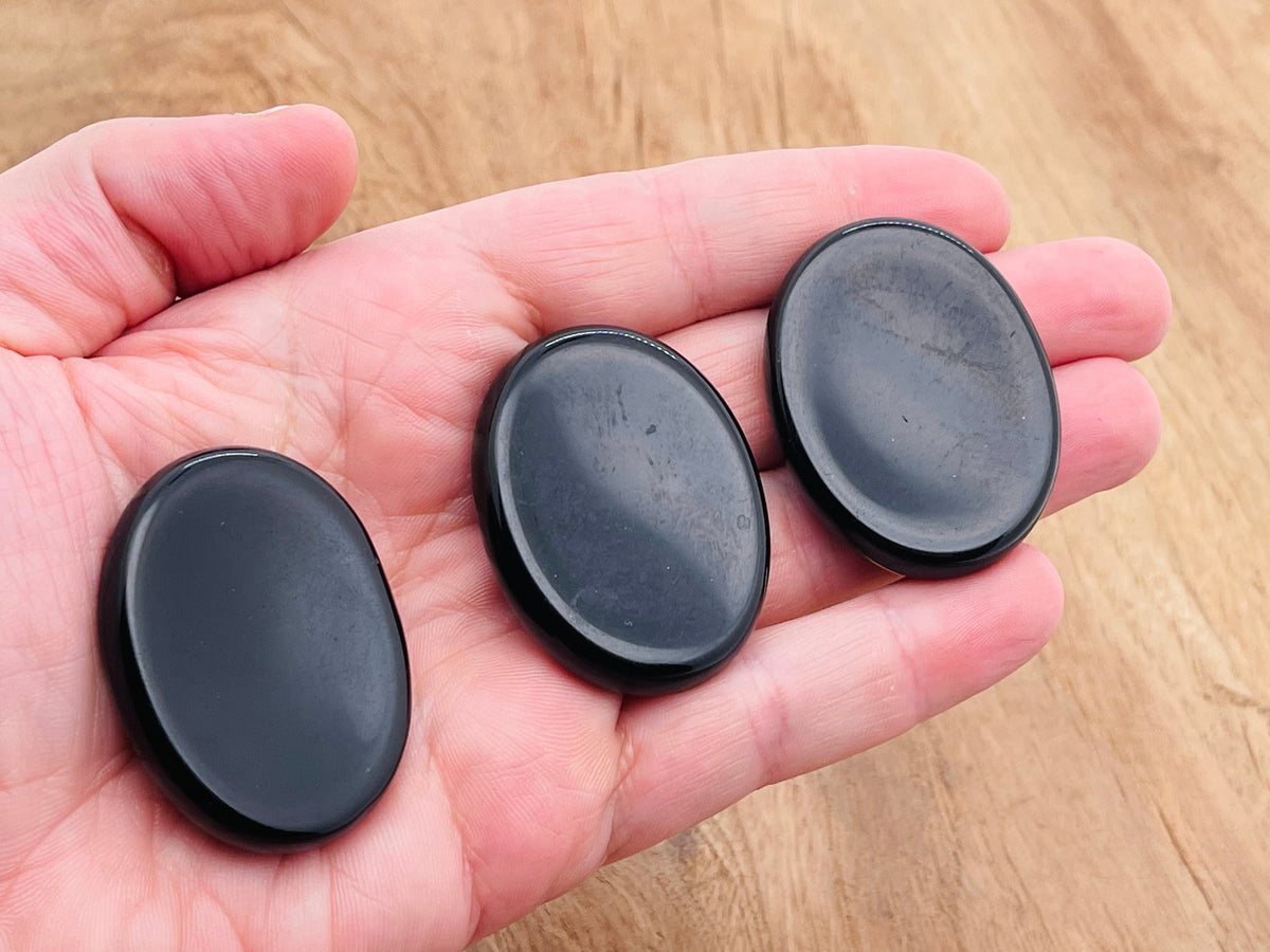 Obsidian worry stone from GemstoneGO, smooth 4.5x3.5cm crystal for stress relief and soothing meditation.