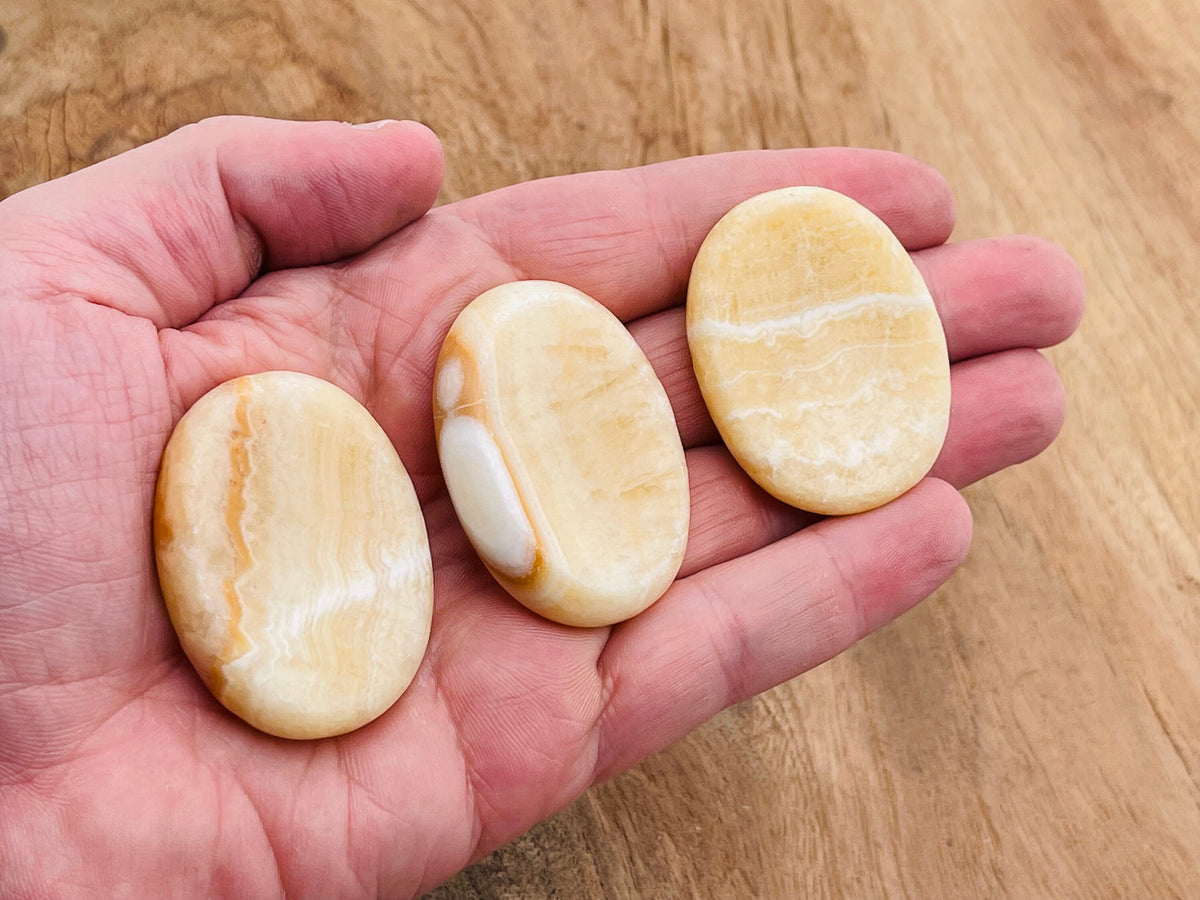 Yellow calcite worry stone from GemstoneGO, 4.5x3.5cm soothing crystal for stress relief and meditation.