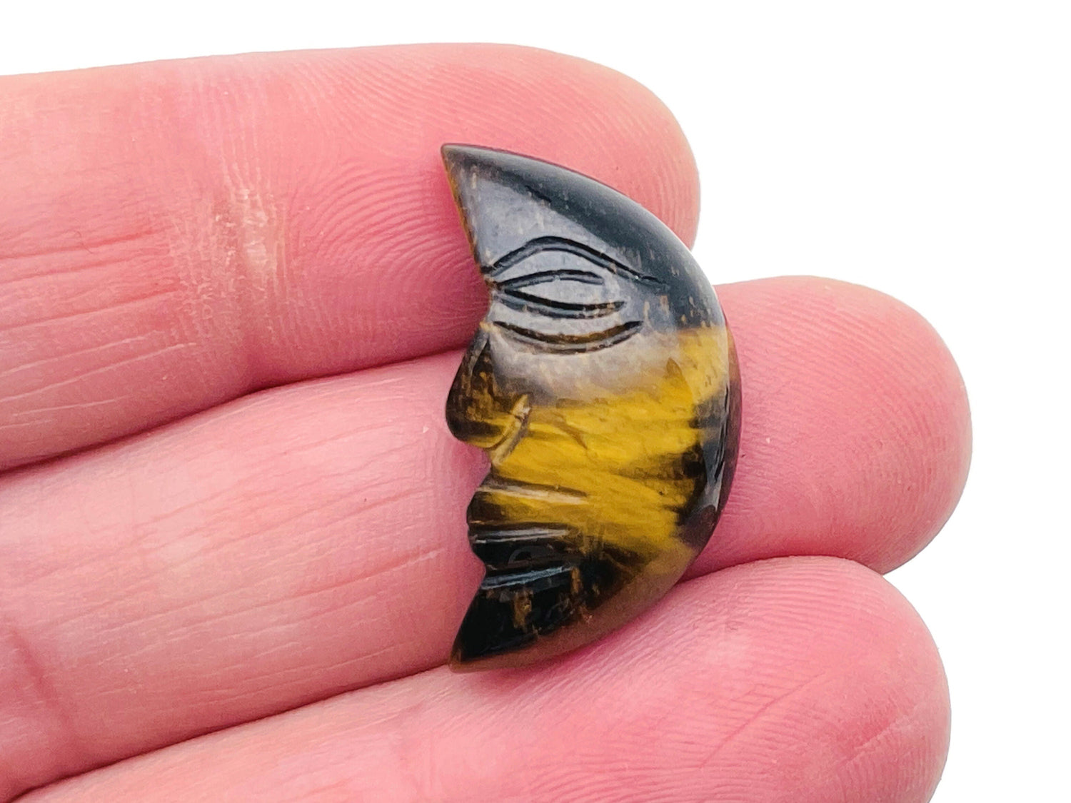 Visage de lune en cristal œil de tigre - Lune souriante en cristal - Lune sculptée en pierre précieuse - Cristal de guérison - Croissant de lune en pierre précieuse ?€? 25 mm ?€? MS1002