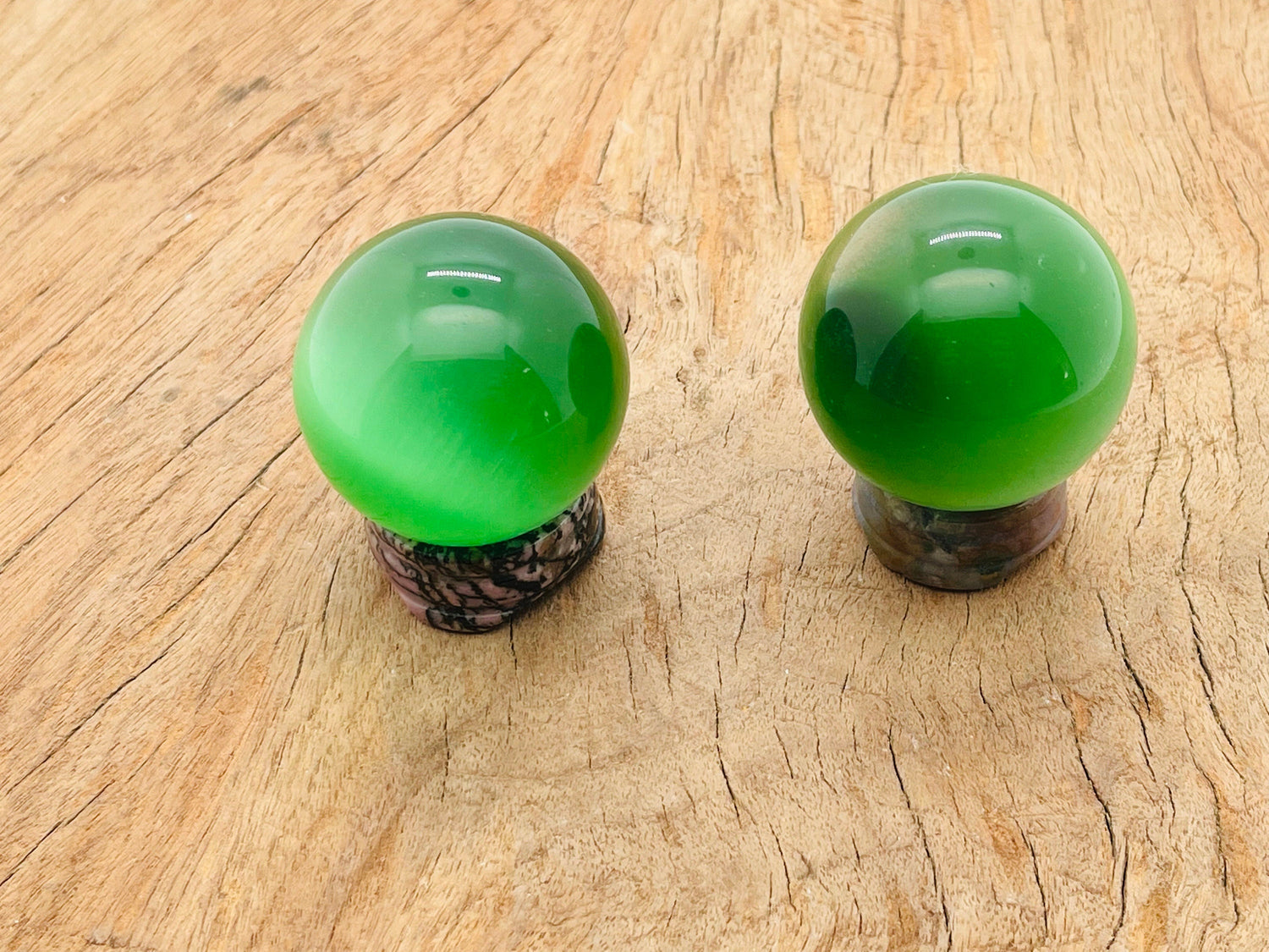 Gema Esférica Ojo de Gato Verde - Bola de Cristal - 40mm - BA1045