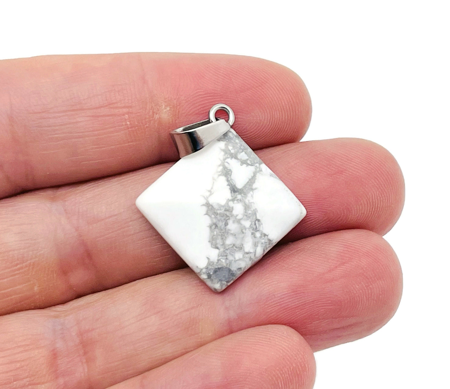 Pendentif pyramide en howlite - Bijou en pierre naturelle - Cristal de guérison Reiki - Pendentif porte-bonheur pour femme - NC1370