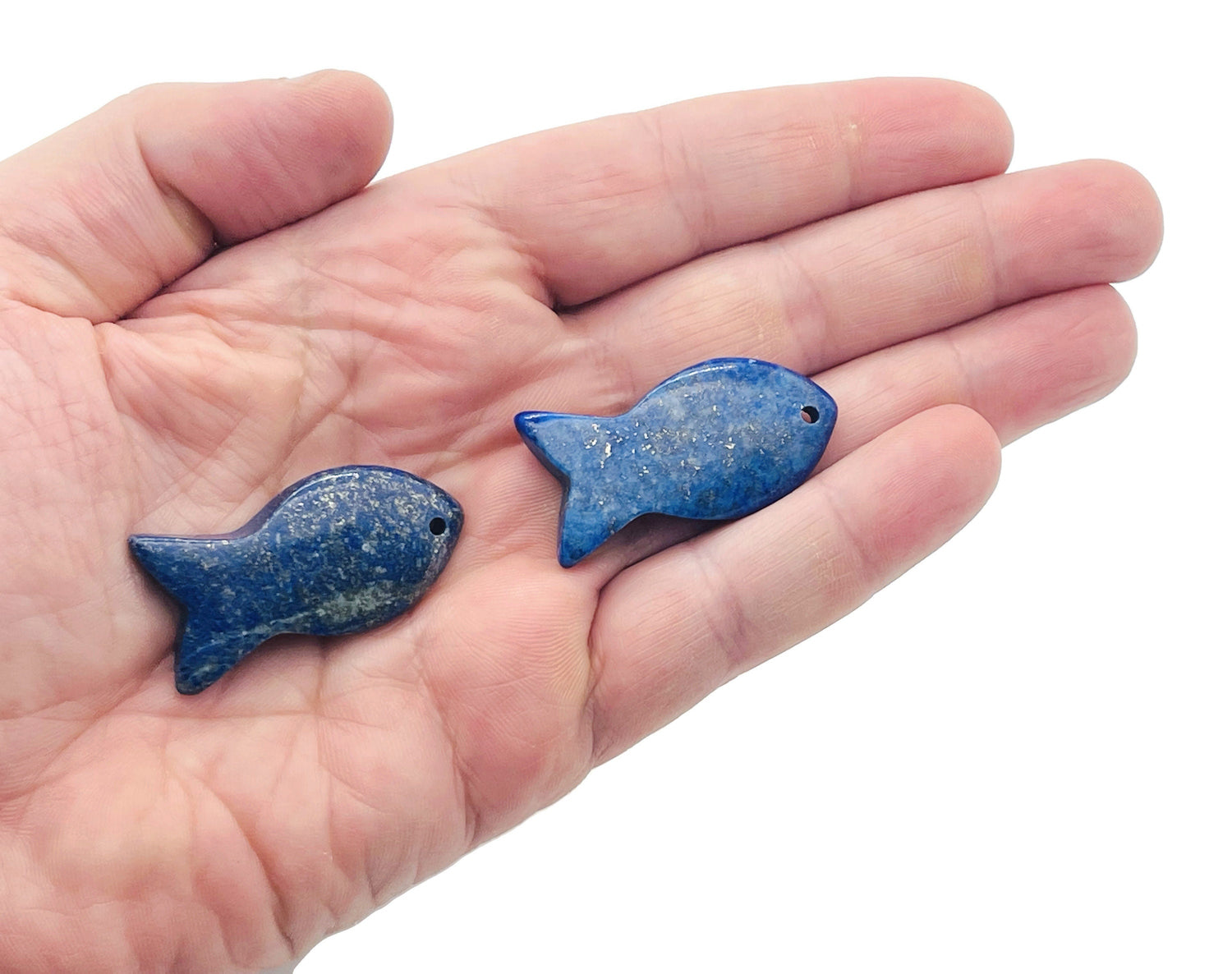 Pendentifs en lapis-lazuli sculptés en forme de poisson - Poissons (signe du zodiaque) - Cristal ajouré - Pierre polie en vrac - Cadeau pour nageur - NC1379