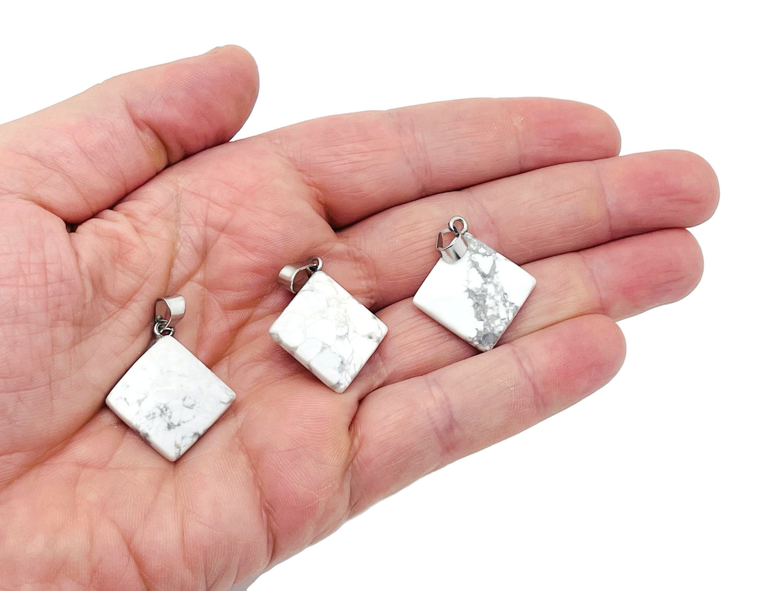 Pendentif pyramide en howlite - Bijou en pierre naturelle - Cristal de guérison Reiki - Pendentif porte-bonheur pour femme - NC1370