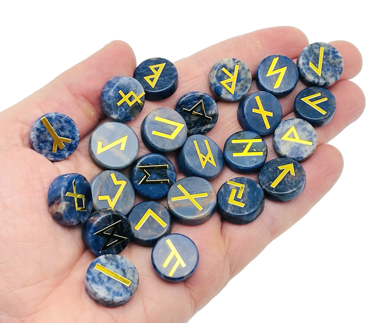 Ensemble de 25 runes en cristal de sodalite gravées de l'alphabet Futhark ancien - Pierres de poche - Choisissez votre pierre précieuse - RU1005