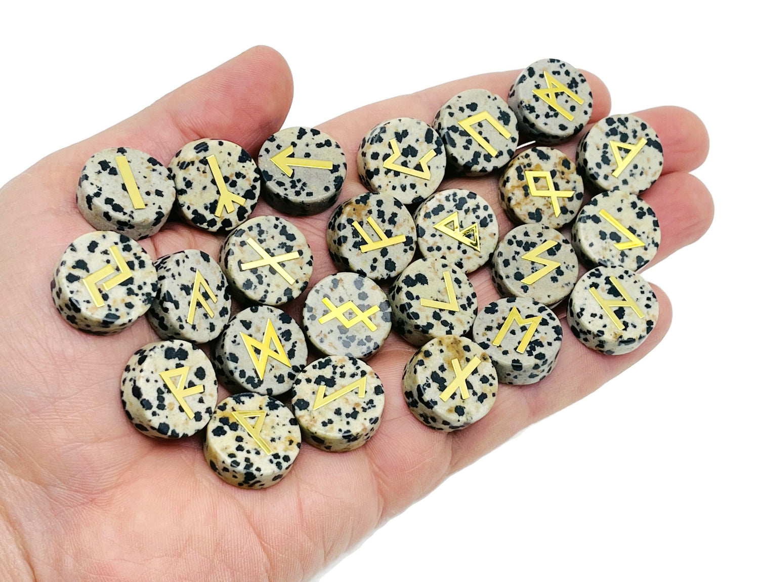 Ensemble de 25 runes en jaspe dalmatien gravées de l'alphabet Futhark ancien - Pierres de poche - Choisissez votre pierre précieuse - RU1008