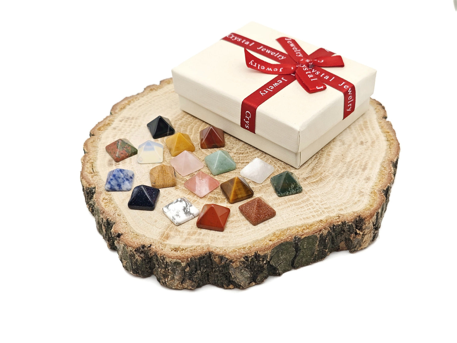 Coffret cadeau mystère en cristal sculpté en forme de pyramide - 10 pierres précieuses aléatoires - Lithothérapie - Cadeau idéal en cristal - Cristaux énergétiques - KIT14