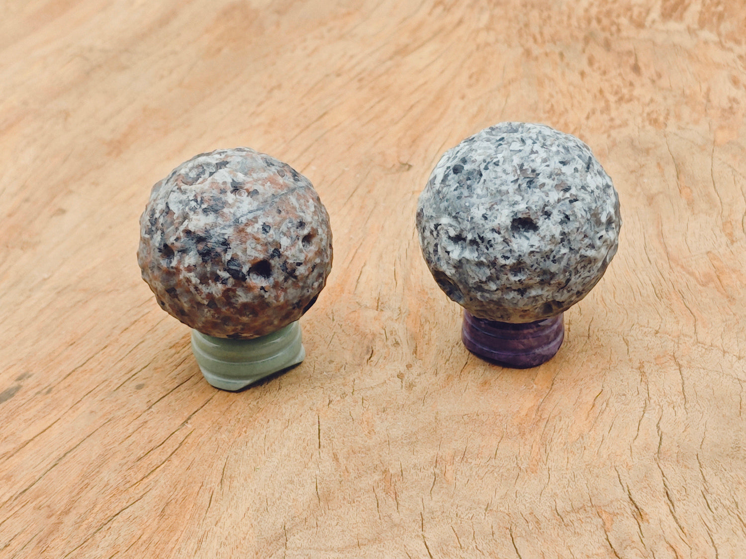 Esfera de Luna de Yooperlite - Gema de Sodalita Fluorescente - Bola de Cristal - 40-50mm - RA1420