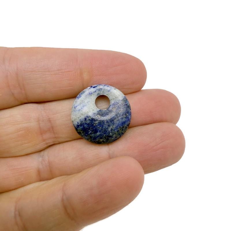 Pendentif donut en cristal de lapis-lazuli - Breloque en pierre Pi - 20 mm - DO1078