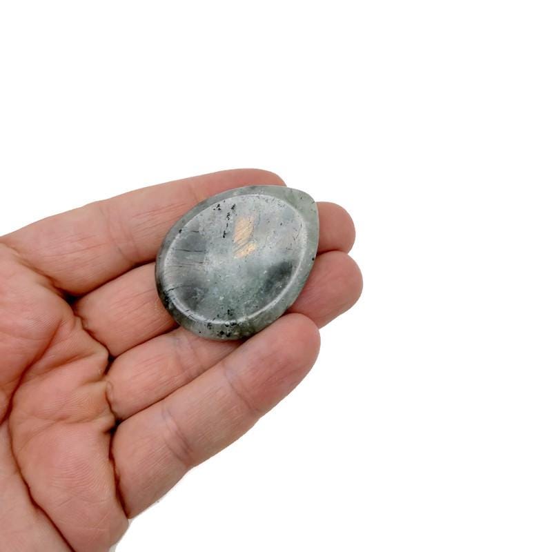 Teardrop-shaped natural worry stone from GemstoneGO, soothing crystal gemstone for relaxation, 4.5x3.5cm, mixed gemstones.