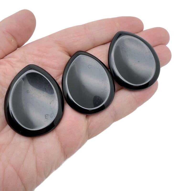 Obsidian worry stone from GemstoneGO, 45mm soothing crystal with polished smooth surface for stress relief and meditation.