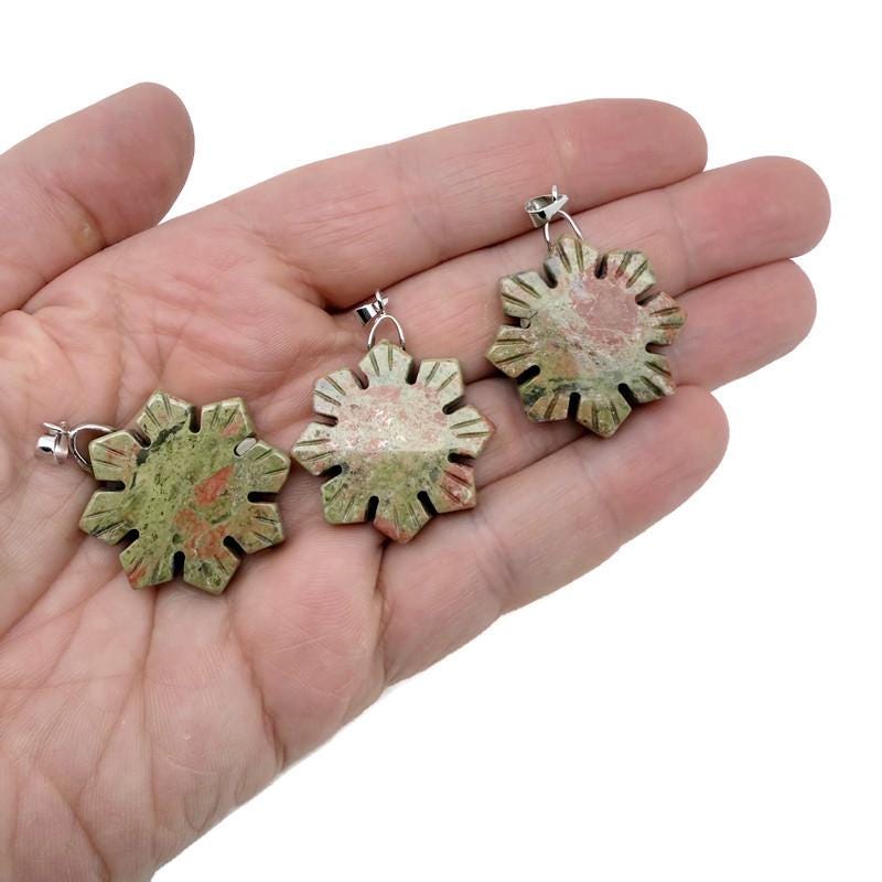 Pendentif flocon de neige en pierre précieuse unakite ?€? Breloque fleur en cristal sculpté - NC1917