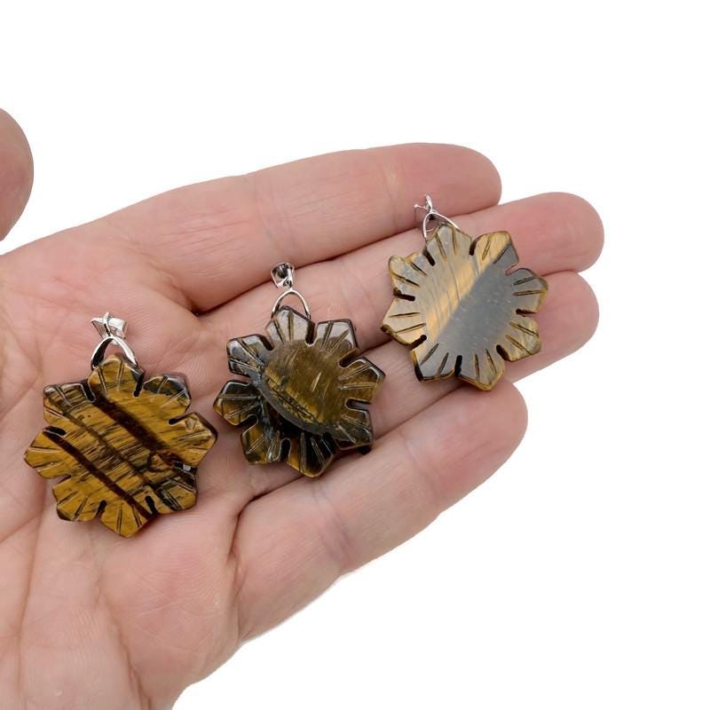 Pendentif flocon de neige en œil de tigre ?€? Breloque fleur en cristal sculpté - NC1919
