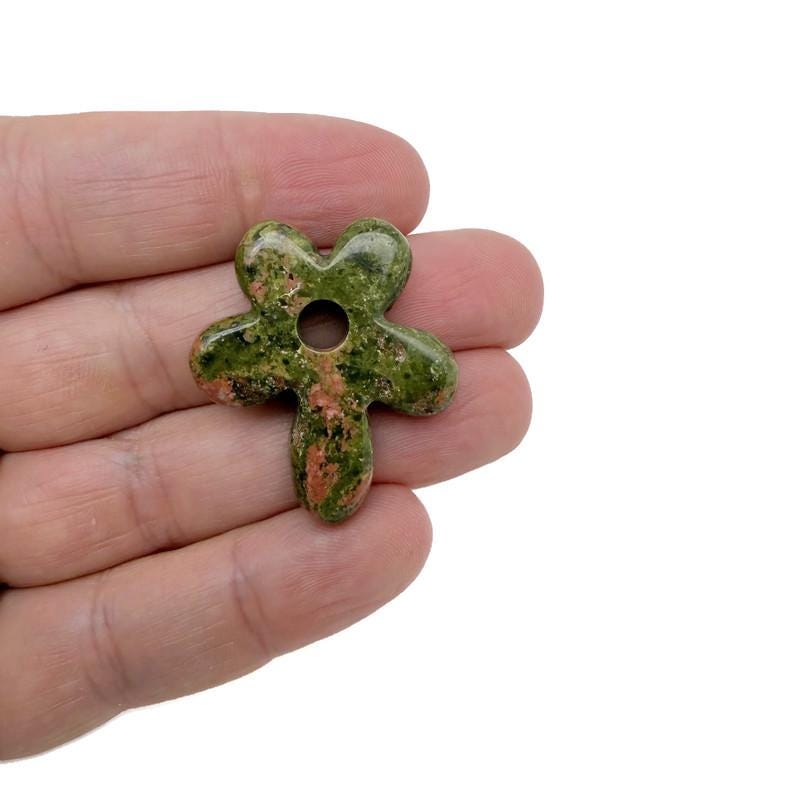 Colgante de gema de unakita con forma de flor - Dije de cristal tallado con forma de flor - NC1909